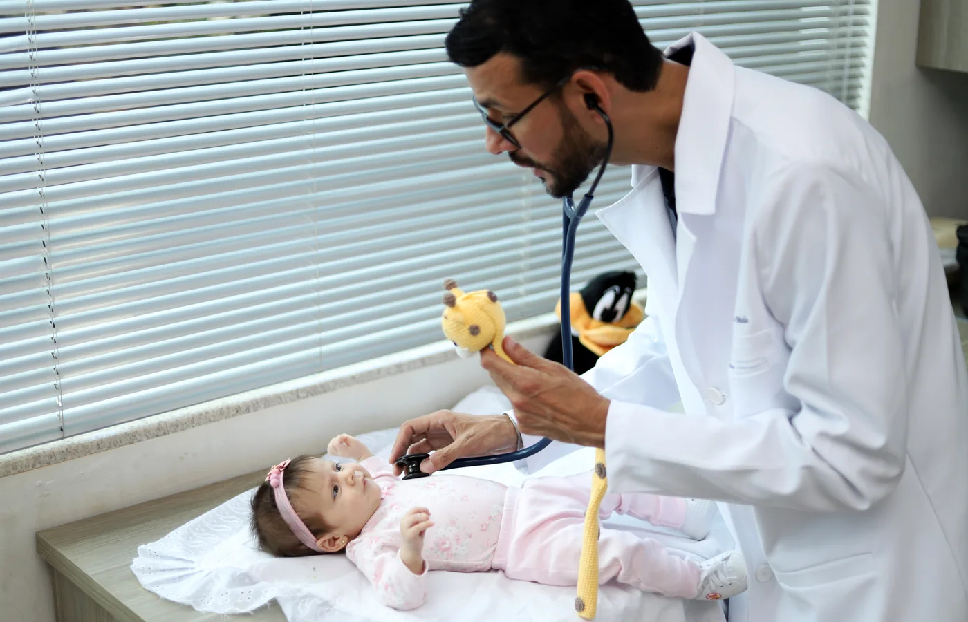 Dr. Ricardo cuidando de um bebê